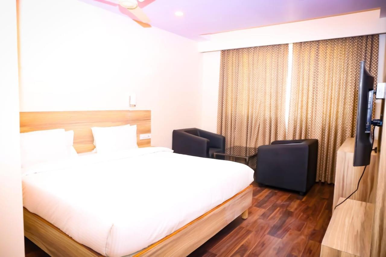 Hotel Rn Grand Vijayawāda 外观 照片